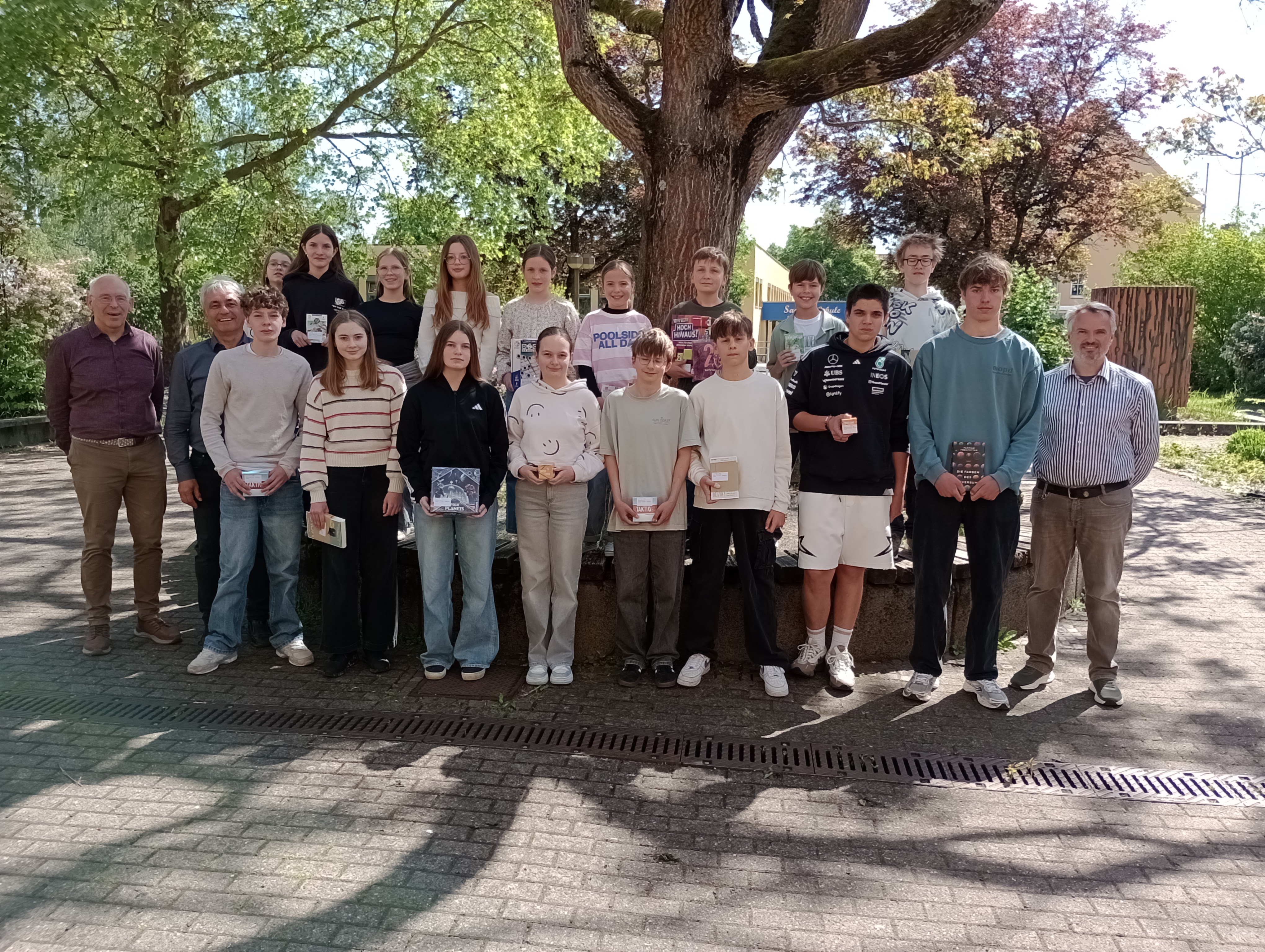 Preisträgerinnen und Preisträger des Känguru-Wettbewerbs 2026 am Frobenius-Gymnasium Hammelburg mit ihren Urkunden und Preisen